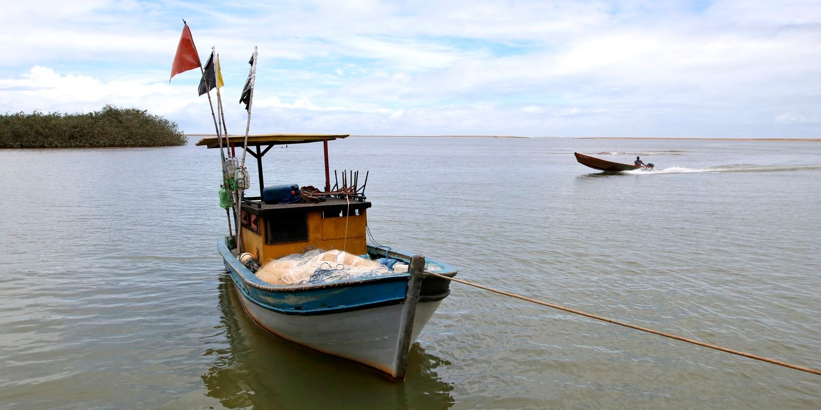 Dez anos depois da tragédia de Mariana, pesca volta a ser liberada na foz do Rio Doce