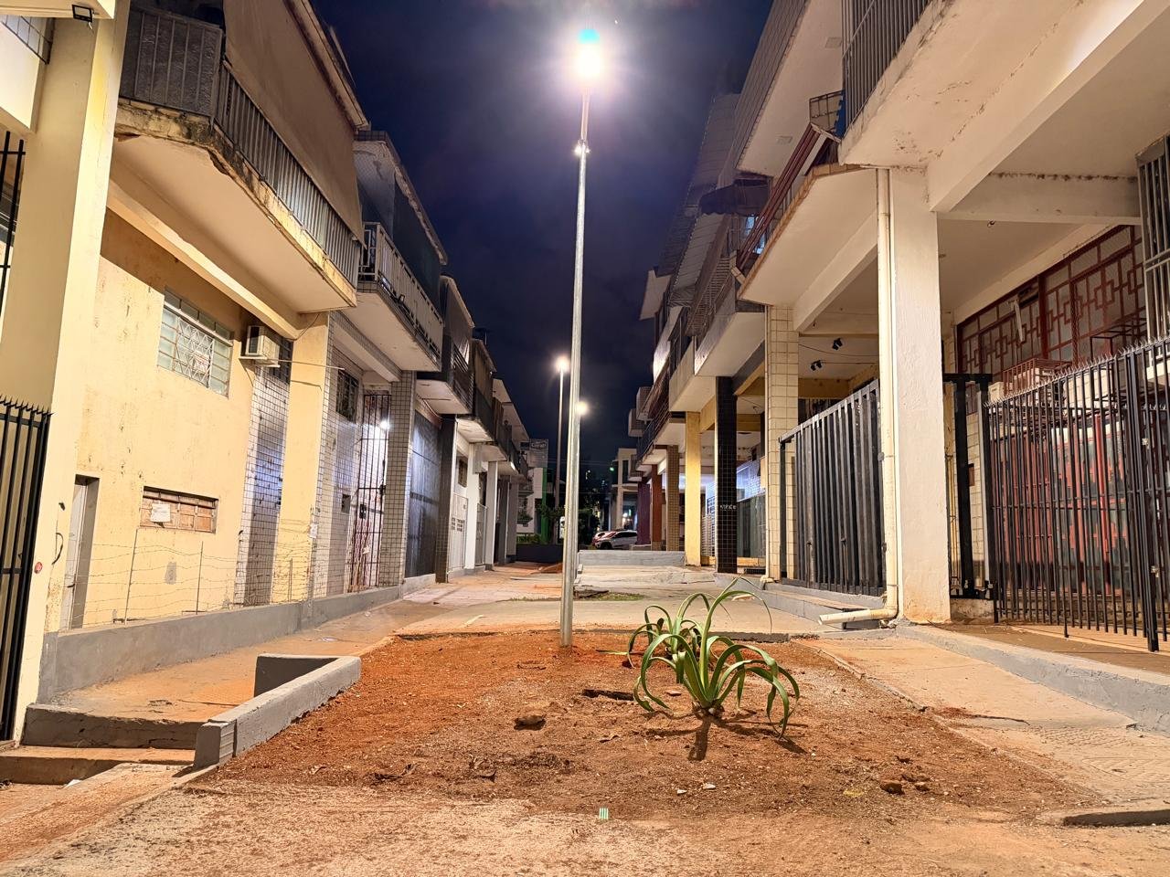 716 Norte ganha 40 novos pontos de luz e passagens reformadas entre os blocos